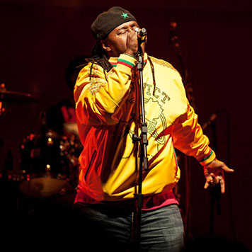 🎤 Awadi, légende du rap africain, enflamme la scène de Québec avec ses textes puissants.
